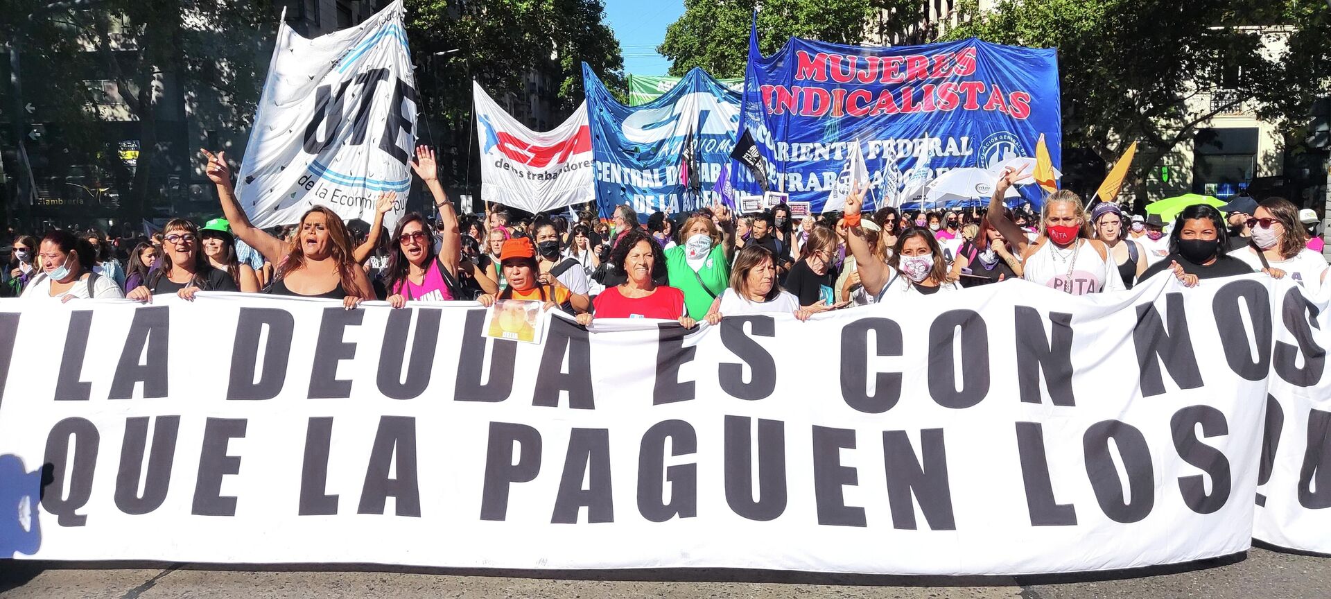 Verónica Gago, de rosa con la mano alzada, al frente de la bandera por el reclamo de la deuda - Sputnik Mundo, 1920, 08.03.2022