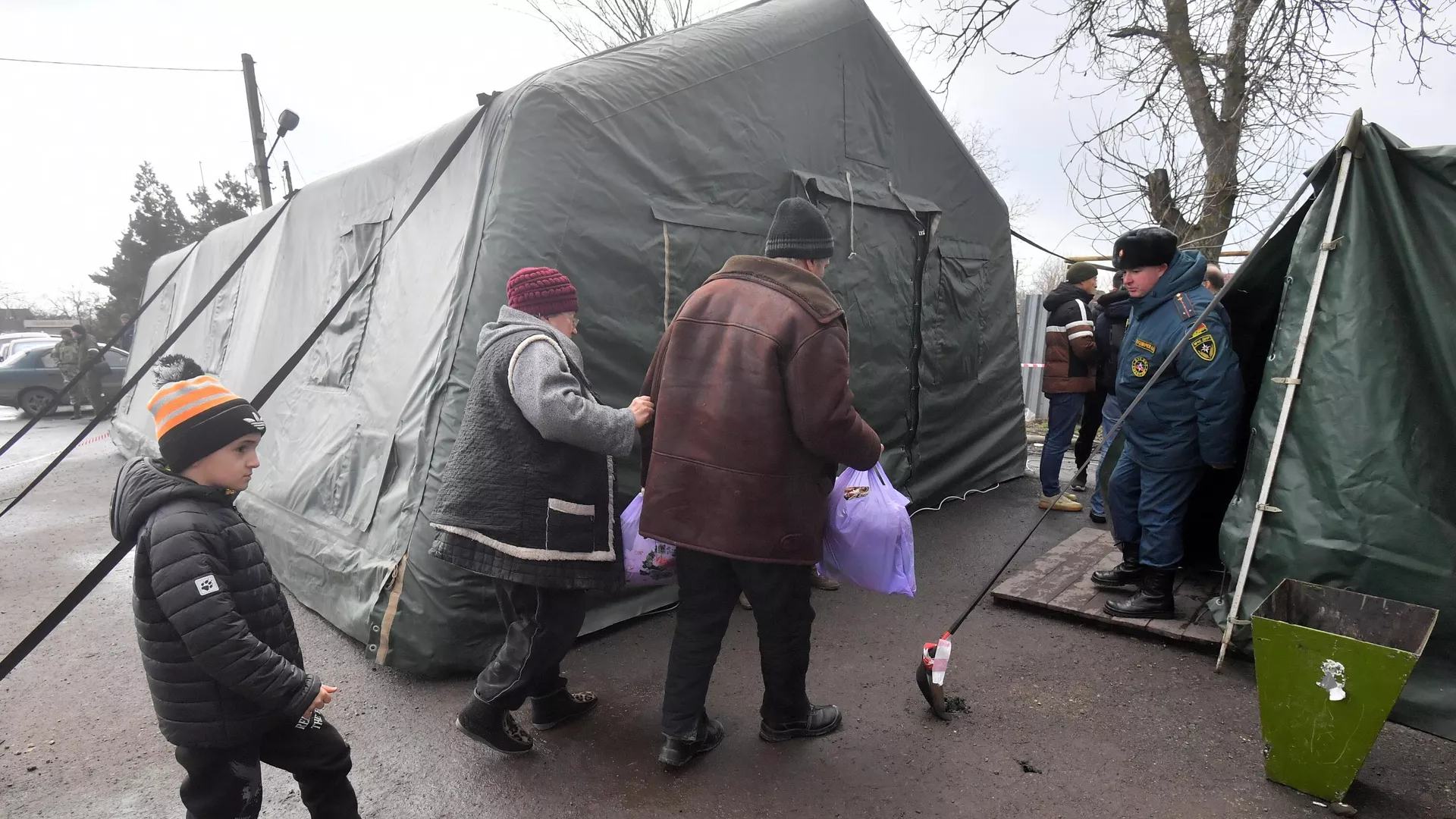 Civiles de Mariúpol pasan por corredores humanitarios