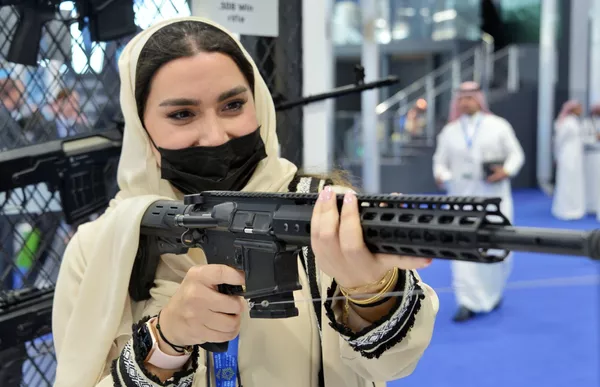 Посетительница выставки World Defense Show-2022 в Эр-Рияде держит в руках автомат концерна Калашников Посетительница выставки World Defense Show-2022 в Эр-Рияде держит в руках автомат концерна Калашников