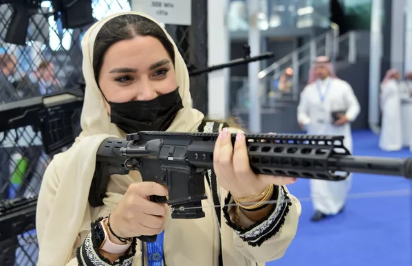 El propio nombre de World Defence Show 2022 habla de las serias ambiciones de los organizadores. Los temas incluyen sistemas y equipos para las fuerzas terrestres, navales y aéreas, seguridad, sistemas espaciales y hasta satélites. En la foto: una mujer con un fusil de asalto Kalashnikov. El propio nombre de World Defence Show 2022 habla de las serias ambiciones de los organizadores. Los temas incluyen sistemas y equipos para las fuerzas terrestres, navales y aéreas, seguridad, sistemas espaciales y hasta satélites. En la foto: una mujer con un fusil de asalto Kalashnikov. - Sputnik Mundo
