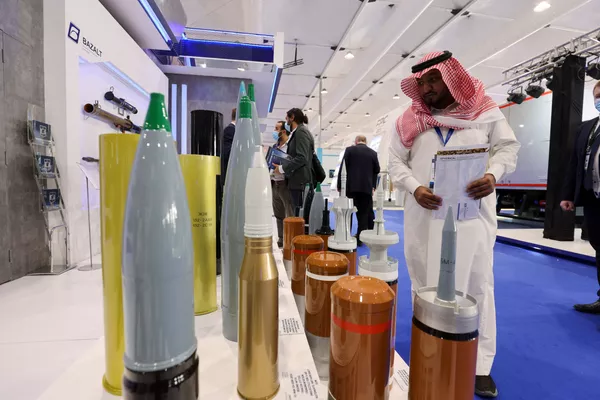 Más de 20 empresas rusas de renombre presentan sus productos en este evento en el marco de una única exposición organizada por Rosoboronexport. En la foto: los visitantes en el stand de Rosoboronexport. Más de 20 empresas rusas de renombre presentan sus productos en este evento en el marco de una única exposición organizada por Rosoboronexport. En la foto: los visitantes en el stand de Rosoboronexport. - Sputnik Mundo