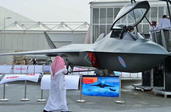 La zona de start-ups muestra las últimas tecnologías desarrolladas por pequeñas y medianas empresas de todo el mundo que presentan sus productos a inversores y empresas de capital riesgo. En la foto: un avión de combate en el World Defense Show 2022 en Riad. - Sputnik Mundo