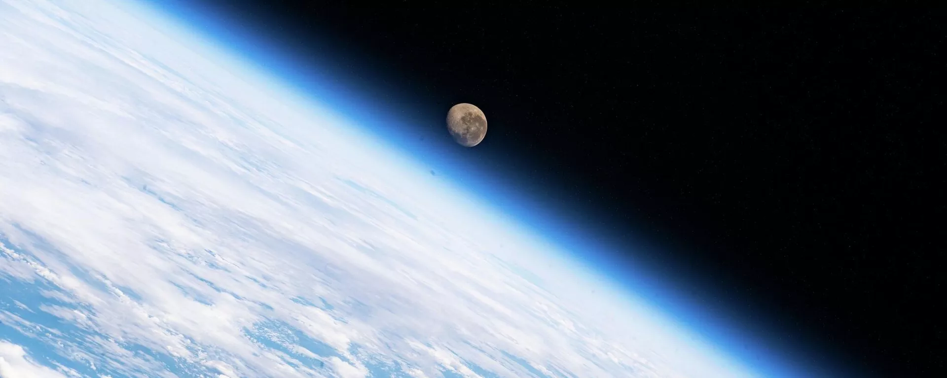 La Tierra y la Luna La Tierra y la Luna - Sputnik Mundo, 1920, 27.03.2022