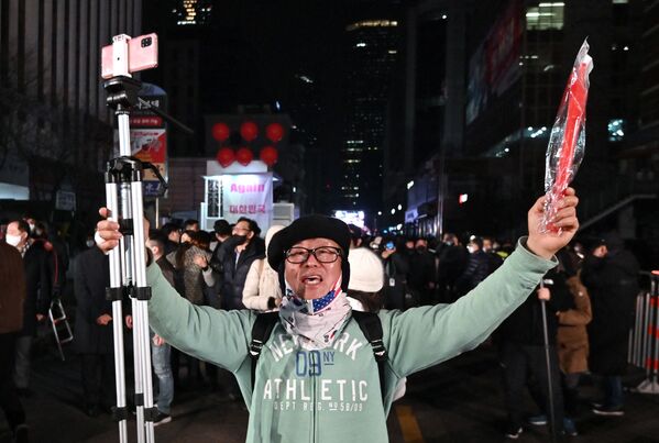 Según los analistas, el nuevo presidente de Corea del Sur podría cambiar significativamente la política exterior del país, incluidas las relaciones con Corea del Norte. Yoon Suk-yeol ha adoptado una postura dura en materia de seguridad nacional e incluso haadmitido un ataque preventivo para responder a las amenazas norcoreanas.En la foto: los partidarios de Yoon Suk-yeol festejan en cercanías de la sede del partido Fuerza Civil en Seúl. - Sputnik Mundo