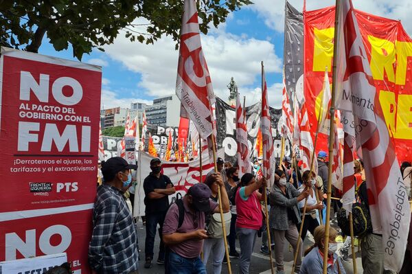 Disturbios y represión frente al Congreso argentino durante las manifestaciones en contra del acuerdo con el FMI  - Sputnik Mundo