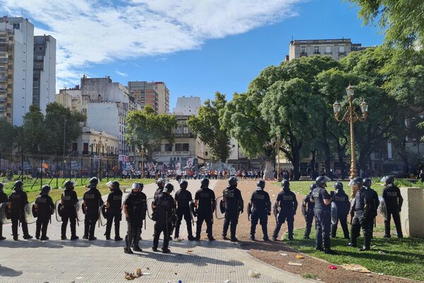 Disturbios y represión frente al Congreso argentino durante las manifestaciones en contra del acuerdo con el FMI  - Sputnik Mundo