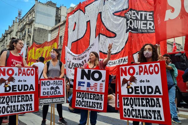 Disturbios y represión frente al Congreso argentino durante las manifestaciones en contra del acuerdo con el FMI  - Sputnik Mundo