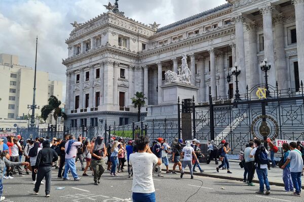 Disturbios y represión frente al Congreso argentino durante las manifestaciones en contra del acuerdo con el FMI  - Sputnik Mundo