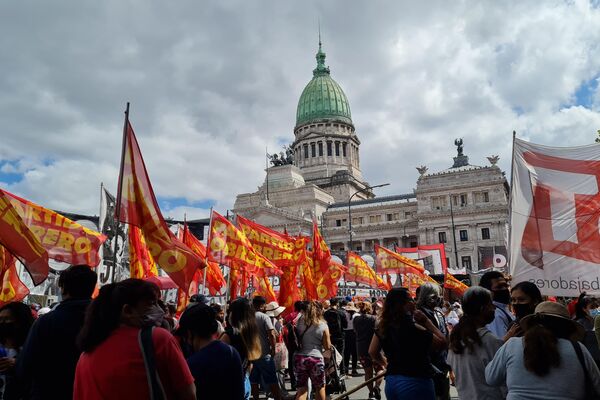 Disturbios y represión frente al Congreso argentino durante las manifestaciones en contra del acuerdo con el FMI  - Sputnik Mundo