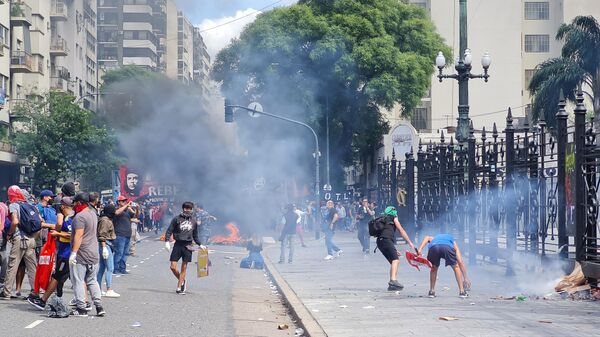 Disturbios y represión frente al Congreso argentino durante las manifestaciones en contra del acuerdo con el FMI  - Sputnik Mundo