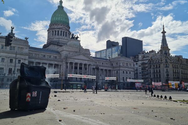 Disturbios y represión frente al Congreso argentino durante las manifestaciones en contra del acuerdo con el FMI  - Sputnik Mundo