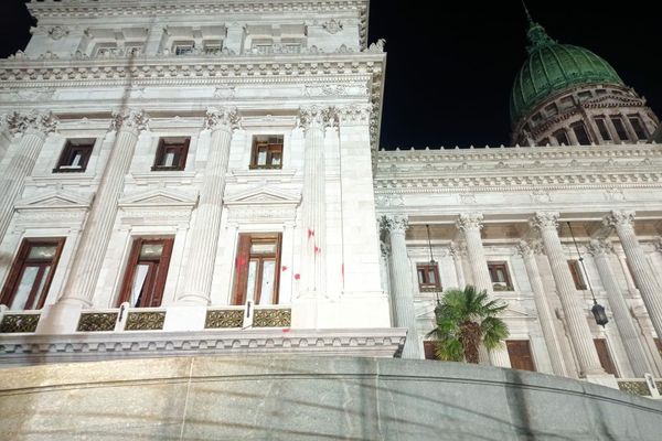 Ventanas y muros del Congreso argentino, dañados por manifestantes - Sputnik Mundo