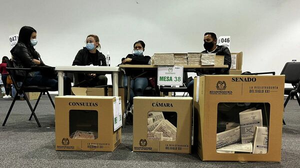 En estas cajas debían depositar los votos los electores. En cada mesa había jurados de votación para controlar que el proceso fuera transparente. - Sputnik Mundo