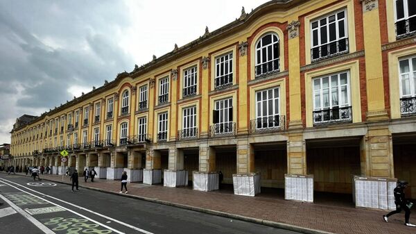 Las tradicionales mesas de la Plaza de Bolívar, corazón de Bogotá, fueron ubicadas en el parqueadero de la Alcaldía de la ciudad. - Sputnik Mundo