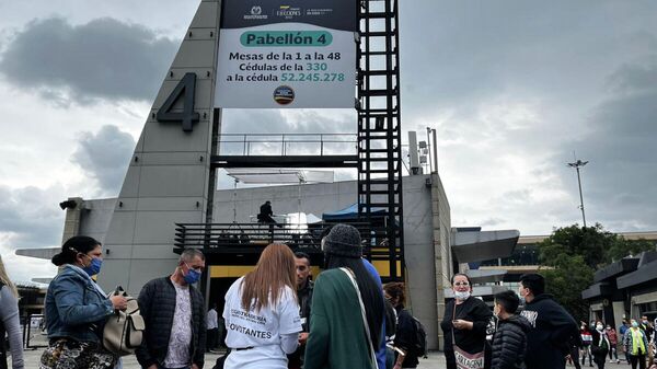 En cada uno de los pabellones de Corferias las personas pueden buscar su mesa para ejercer el derecho al voto. En este lugar hay 306 mesas.  - Sputnik Mundo