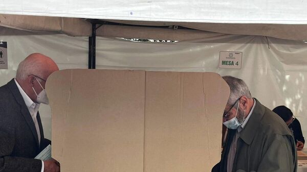 Estos hombres de la tercera edad, que llegaron juntos, fueron de los primeros en ejercer su voto en Usaquén. - Sputnik Mundo