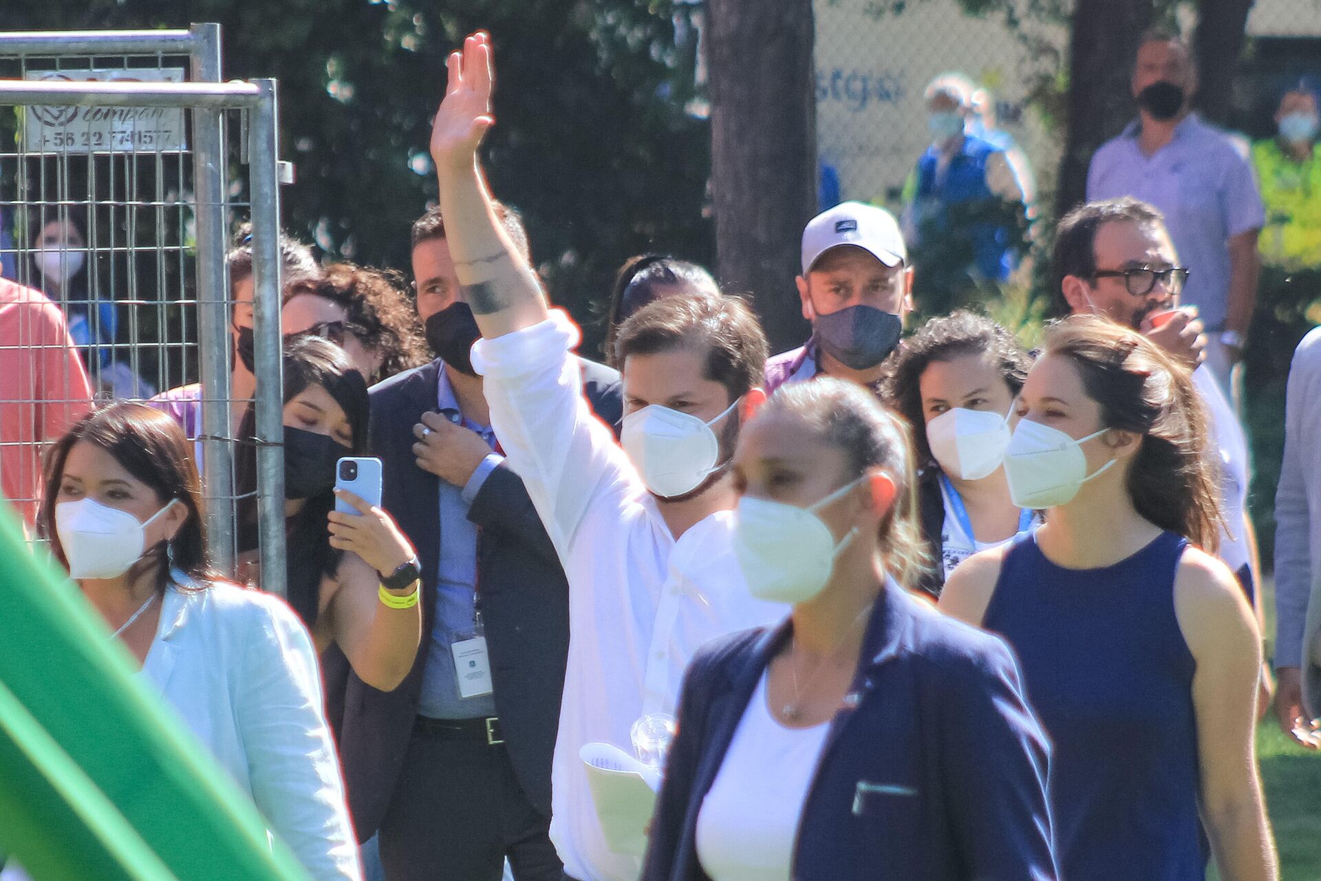 El presidente de Chile, Gabriel Boric, y la primera dama del país, Irina Karamanos, llegan al acto Cambio de Mando Ciudadano realizado en la comuna La Pintana - Sputnik Mundo, 1920, 13.03.2022