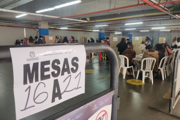 Puesto de votación cercano a la plaza de Bolívar - Sputnik Mundo