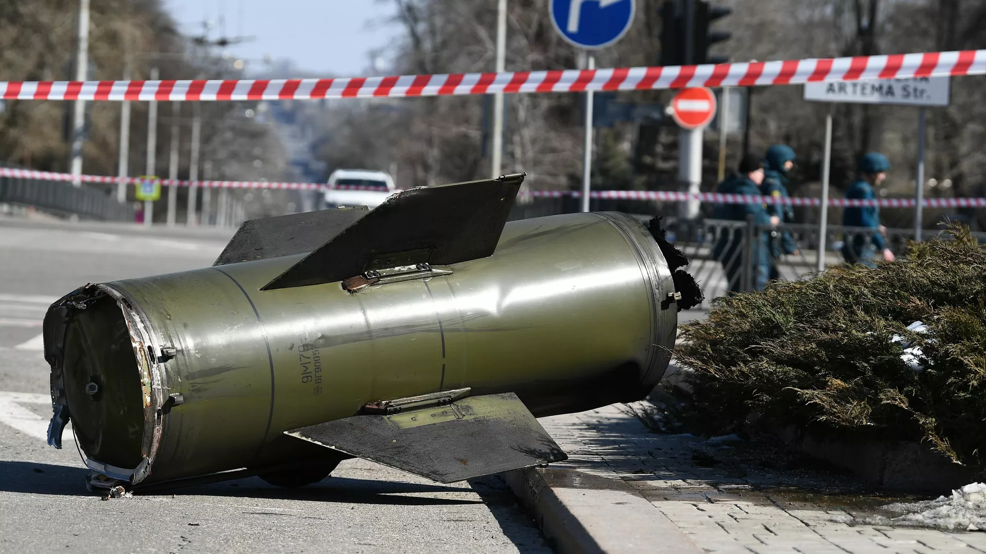 Fragmentos del misil Tochka-U en el centro de Donetsk Fragmentos del misil Tochka-U en el centro de Donetsk