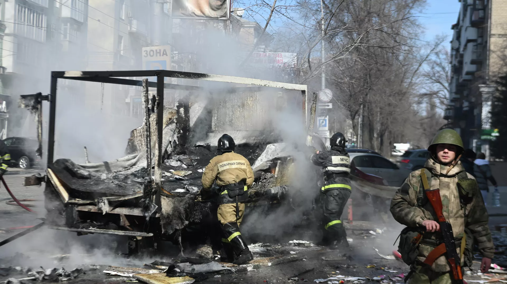 El lugar de la explosión de un misil Tochka U cargado con una bomba de racimo, en Donetsk El lugar de la explosión de un misil Tochka U cargado con una bomba de racimo, en Donetsk