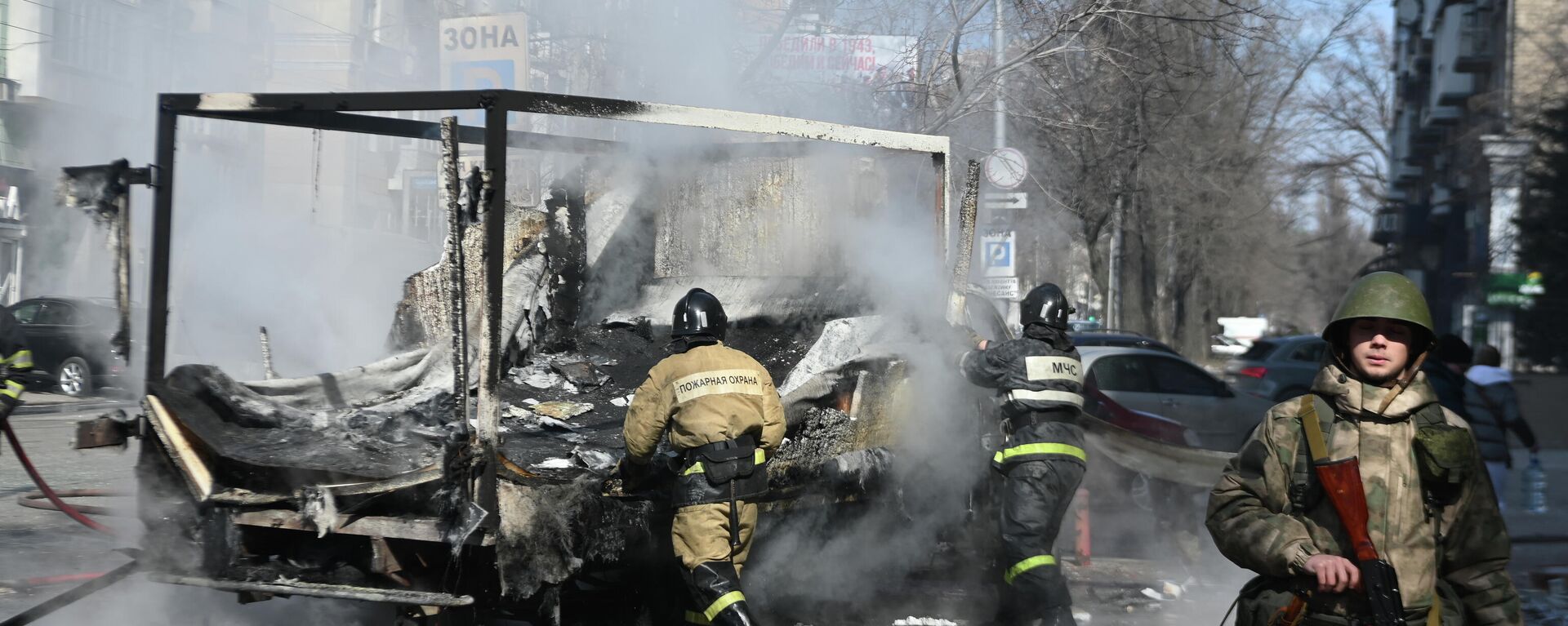 El lugar de la explosión de un misil Tochka U cargado con una bomba de racimo, en Donetsk - Sputnik Mundo, 1920, 14.03.2022