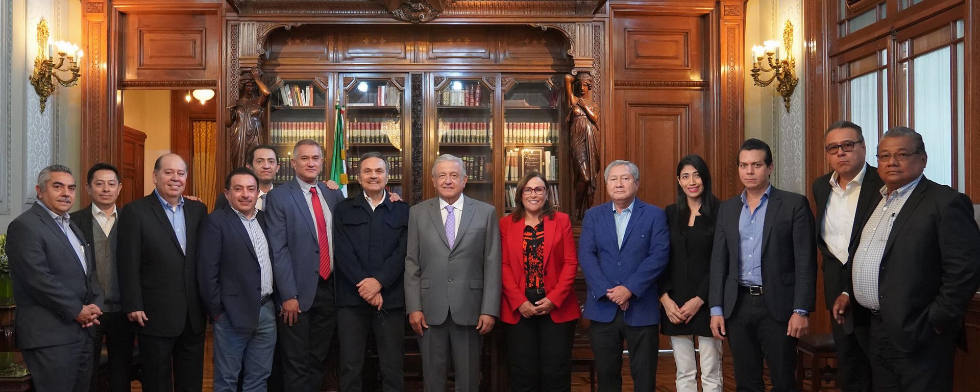 El presidente de México con dirigentes de las refinerías del país.  - Sputnik Mundo, 1920, 15.03.2022
