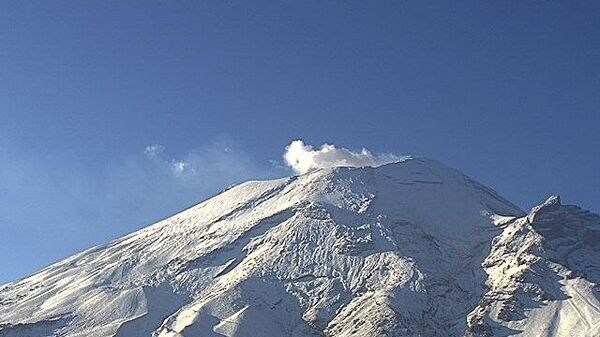 Nevada sobre el volcán Popocatépetl, uno de los más icónicos de México.  - Sputnik Mundo