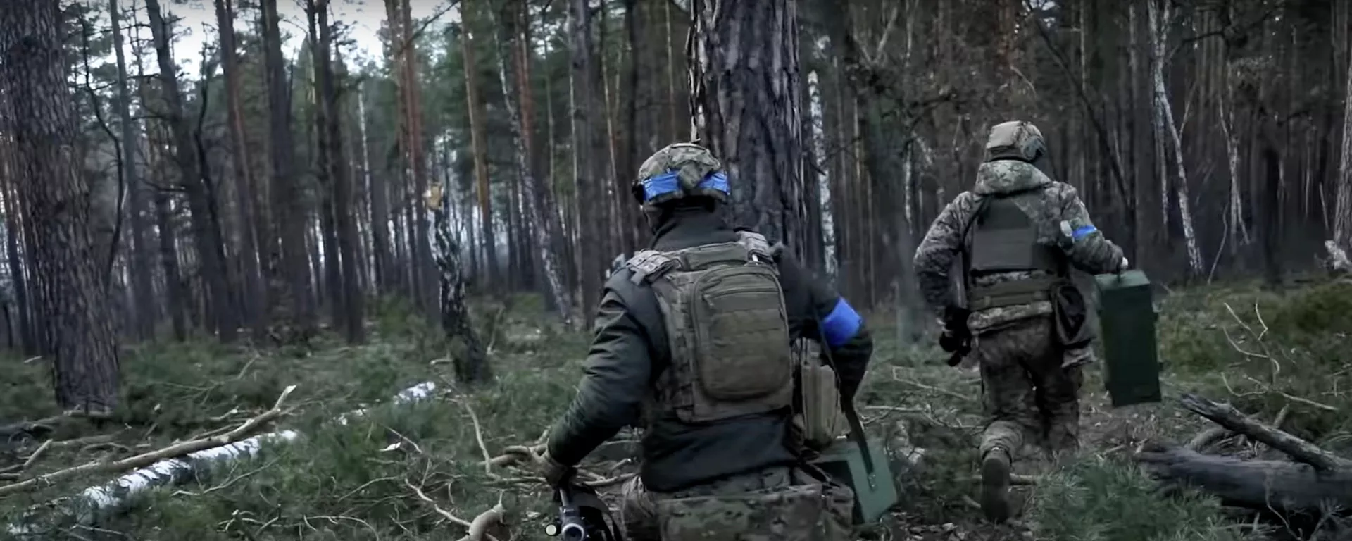 Militares ucranianos cruzan un bosque - Sputnik Mundo, 1920, 17.03.2022
