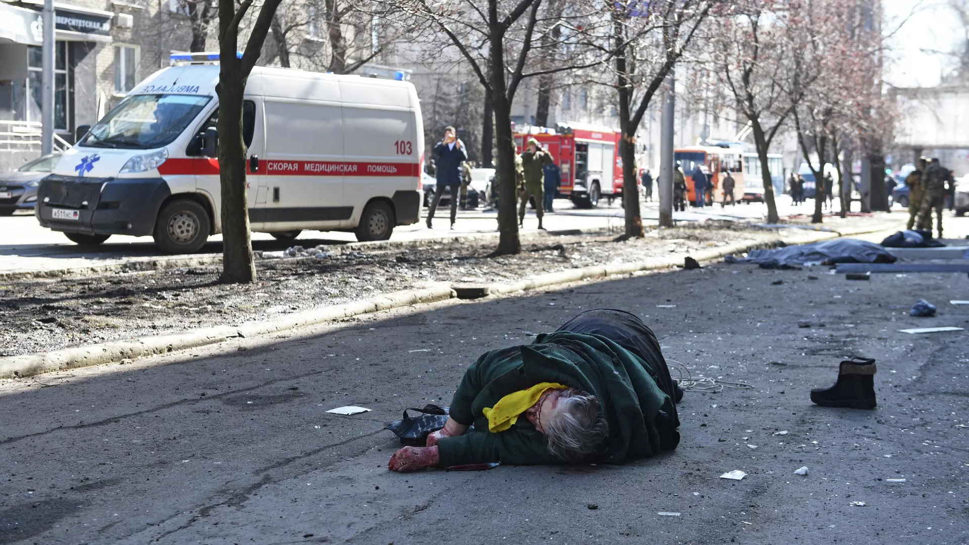 Secuelas del bombardeo con un misil táctico Tochka-U contra la ciudad de Donetsk por las FFAA de Ucrania