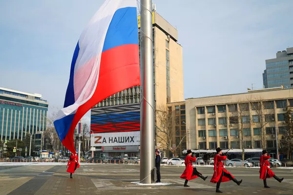 Казаки почётного караула Кубанского казачьего войска на торжественной церемонии поднятия государственного флага России в Краснодаре
