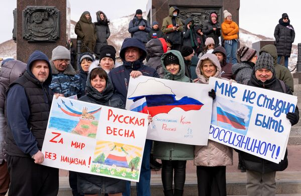 En el otro extremo del país, Petropavlovsk-Kamchatski, en honor al octavo aniversario de la reunificación de Crimea con Rusia, se llevó a cabo una acción patriótica &quot;¡Za Mir! Za Rossiyu! Za Presidenta!&quot; (&quot;¡Por la paz! ¡Por Rusia! ¡Por el presidente!&quot;). - Sputnik Mundo