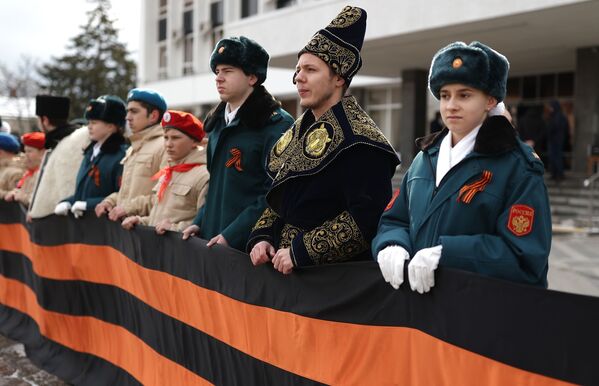 Participantes de la manifestación patriótica en la ciudad de Krasnodar. - Sputnik Mundo