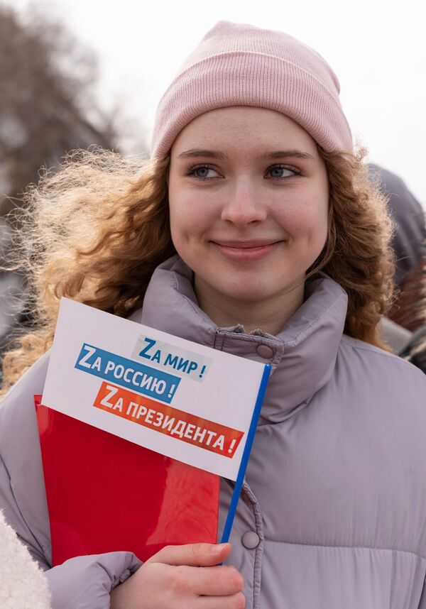 Participante de la manifestación patriótica en la ciudad de Petropavlovsk-Kamchatski. - Sputnik Mundo