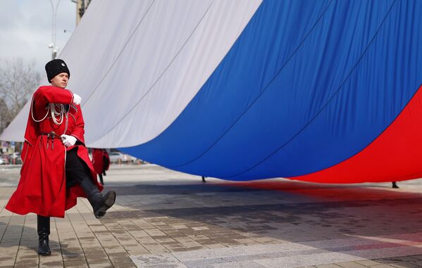 Miembro de la guardia de honor del Ejército de cosacos de Kubán en la ceremonia solemne de izamiento de la bandera estatal de Rusia en la ciudad de Krasnodar. - Sputnik Mundo