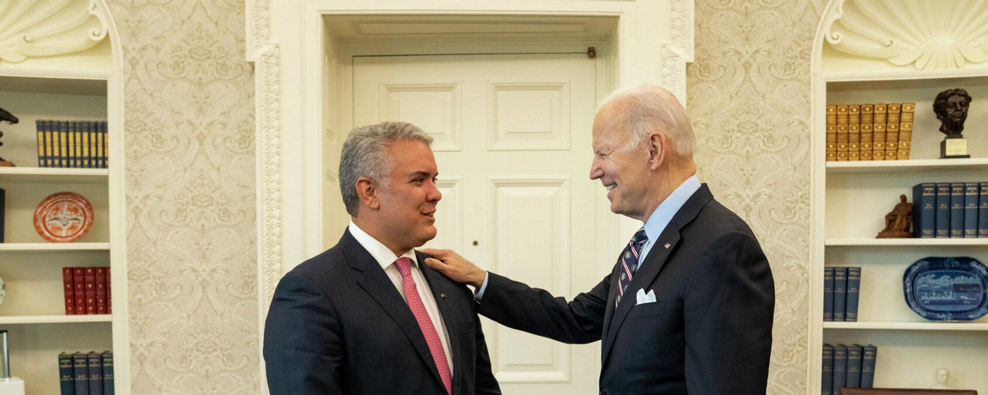 El presidente de Colombia, Iván Duque y su homólogo estadounidense, Joe Biden - Sputnik Mundo, 1920, 24.05.2022