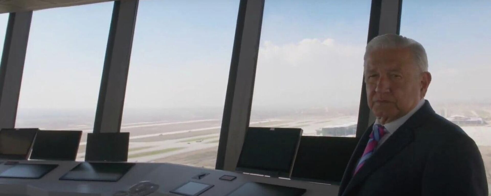 El presidente de México Andrés Manuel López Obrador en la torre de control del nuevo aeropuerto de Santa Lucía - Sputnik Mundo, 1920, 19.03.2022