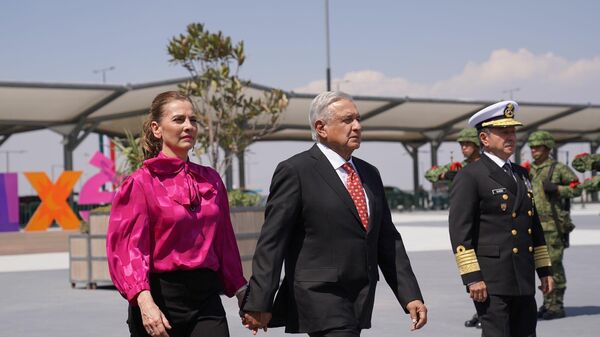 Beatriz Gutiérrez Müller y AMLO  - Sputnik Mundo