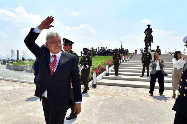 AMLO inauguró el AIFA en donde develó la estatua del general Felipe Ángeles - Sputnik Mundo