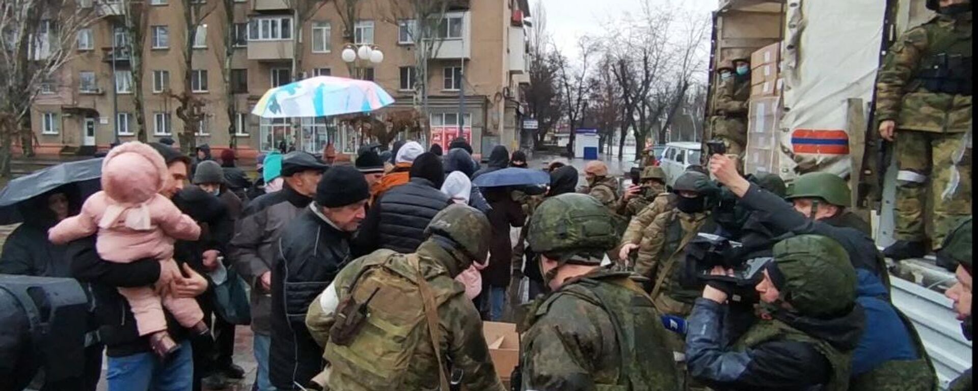 Los militares rusos trasladan 20 toneladas de ayuda humanitaria a Melitópol Los militares rusos trasladan 20 toneladas de ayuda humanitaria a Melitópol - Sputnik Mundo, 1920, 22.03.2022