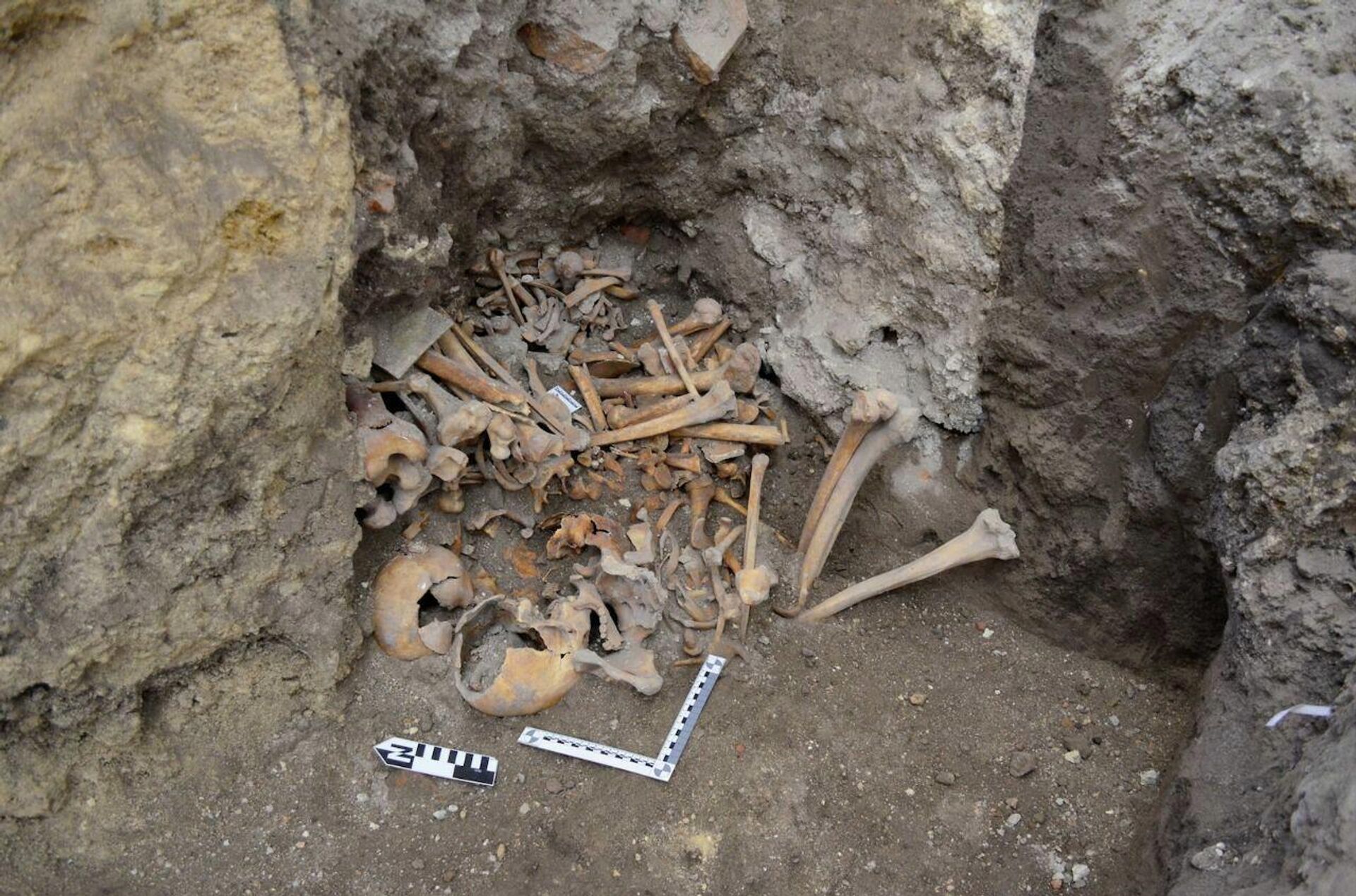 Sepulturas en un templo poblano que sirvió como hospital durante la guerra contra Francia. - Sputnik Mundo, 1920, 22.03.2022