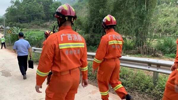 La operación de búsqueda en lugar del accidente aéreo en China - Sputnik Mundo