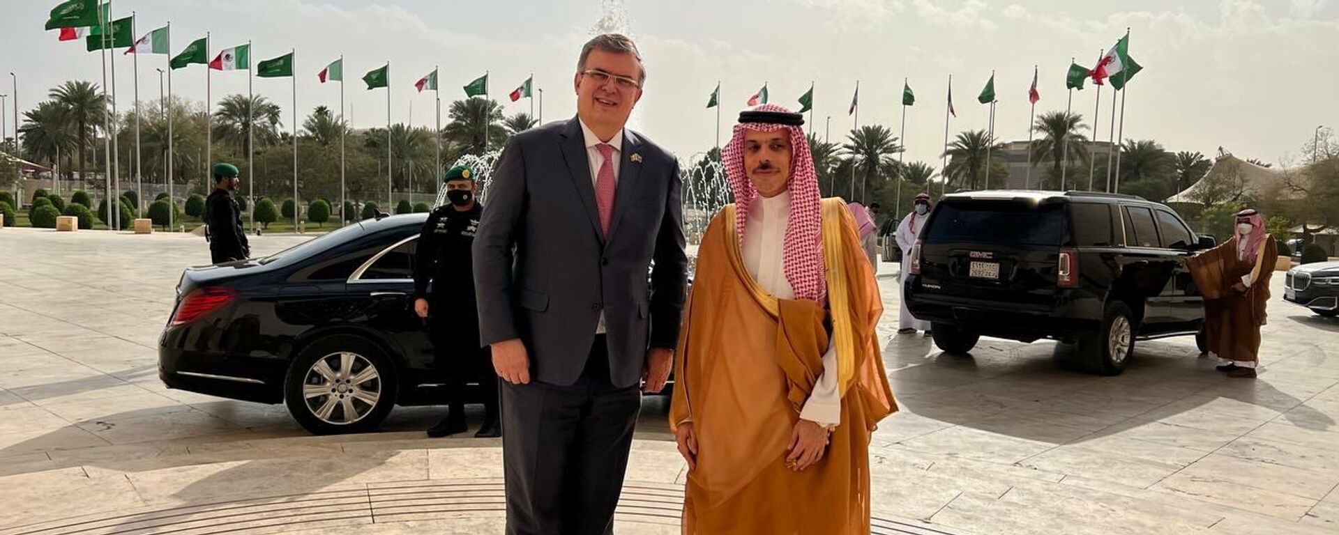El canciller mexicano Marcelo Ebrard y su homólogo saudí, el príncipe Príncipe Faisal Bin Farhan Al Saud - Sputnik Mundo, 1920, 23.03.2022