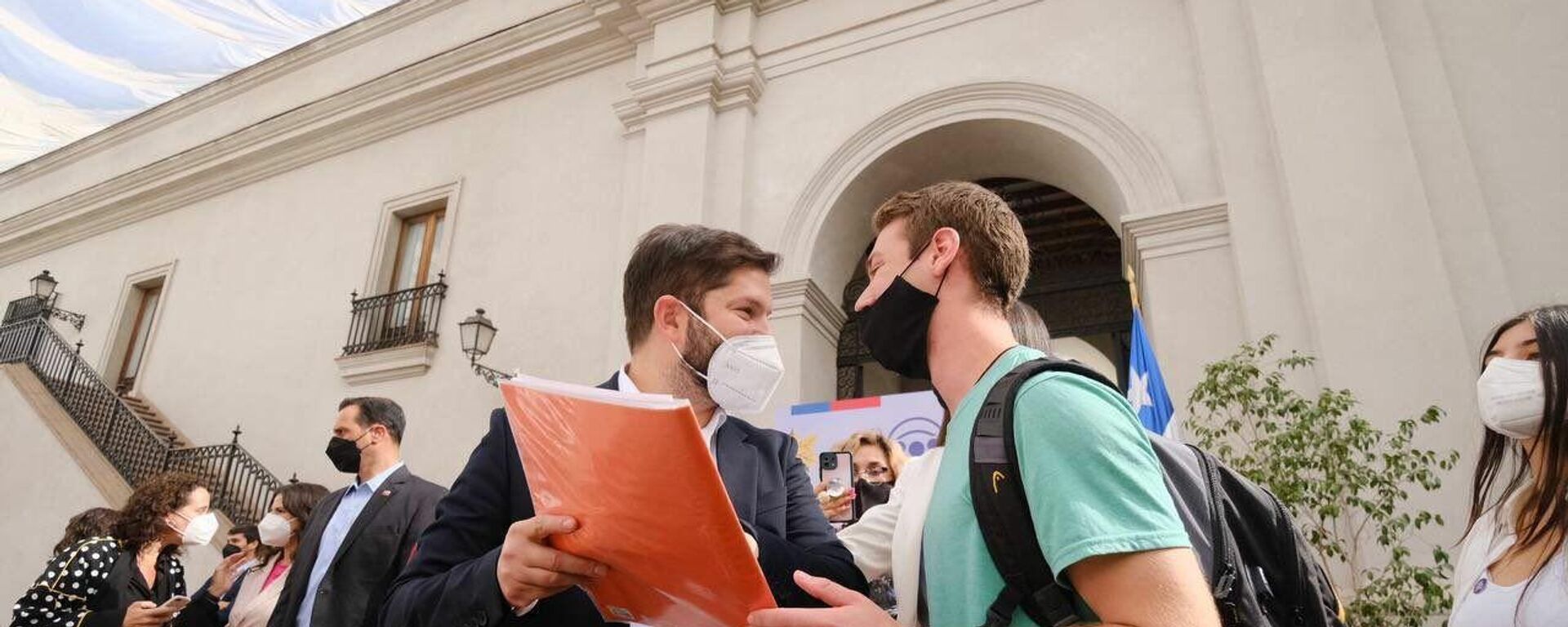 El presidente de Chile, Gabriel Boric, y Sebastián Benfeld, coordinador nacional de Escazú Ahora Chile - Sputnik Mundo, 1920, 24.03.2022