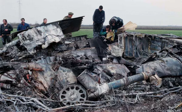 Fue en la tarde del 24 de marzo de 1999 cuando las ciudades de Belgrado, Pristina, Novi Sad, Kragujevac, Pancevo y Podgorica, entre otras, fueron sometidas a bombardeos masivos. En la foto: unos expertos yugoslavos examinan un caza F-117 Stealth de la OTAN que se estrelló a las afueras de Belgrado. Fue en la tarde del 24 de marzo de 1999 cuando las ciudades de Belgrado, Pristina, Novi Sad, Kragujevac, Pancevo y Podgorica, entre otras, fueron sometidas a bombardeos masivos. En la foto: unos expertos yugoslavos examinan un caza F-117 Stealth de la OTAN que se estrelló a las afueras de Belgrado. - Sputnik Mundo