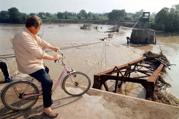 La OTAN calificó las muertes de cientos de civiles como "daño colateral" y afirmó que las actividades de los militares no violaban las normas del derecho humanitario. En la foto: un vecino local cerca de un puente destruido en la localidad Krusevac. La OTAN calificó las muertes de cientos de civiles como "daño colateral" y afirmó que las actividades de los militares no violaban las normas del derecho humanitario. En la foto: un vecino local cerca de un puente destruido en la localidad Krusevac. - Sputnik Mundo