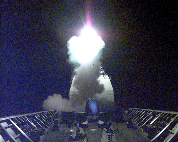 La ONU no autorizó el uso de la fuerza militar en el conflicto de Kosovo, así que la ofensiva de la OTAN violó las normas del derecho internacional. En la foto: el lanzamiento de un misil Tomahawk desde una nave estadounidense en el mar Adriático. La ONU no autorizó el uso de la fuerza militar en el conflicto de Kosovo, así que la ofensiva de la OTAN violó las normas del derecho internacional. En la foto: el lanzamiento de un misil Tomahawk desde una nave estadounidense en el mar Adriático. - Sputnik Mundo