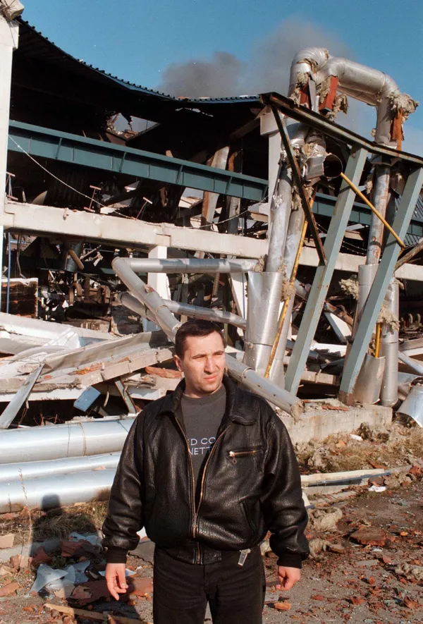 Otro millón de personas se quedaron sin agua, 500.000 yugoslavos perdieron su trabajo y decenas de miles, sus casas. En la foto: una fábrica de aviones destruida en la localidad de Pancevo. Otro millón de personas se quedaron sin agua, 500.000 yugoslavos perdieron su trabajo y decenas de miles, sus casas. En la foto: una fábrica de aviones destruida en la localidad de Pancevo. - Sputnik Mundo