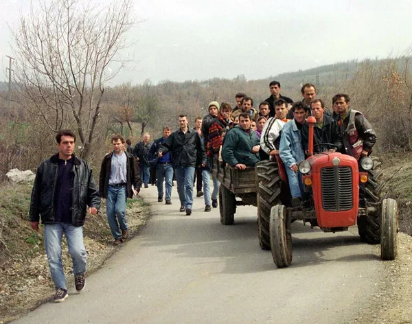 El pretexto oficial de los bombardeos era la protección de la población civil de Kosovo, donde enfrentamientos entre las tropas yugoslavas y el llamado Ejército de Liberación de Kosovo, que buscaba la independencia de la región habitada mayormente por albaneses. En la foto: los albanokosovares se dirigen a Macedonia. El pretexto oficial de los bombardeos era la protección de la población civil de Kosovo, donde enfrentamientos entre las tropas yugoslavas y el llamado Ejército de Liberación de Kosovo, que buscaba la independencia de la región habitada mayormente por albaneses. En la foto: los albanokosovares se dirigen a Macedonia. - Sputnik Mundo