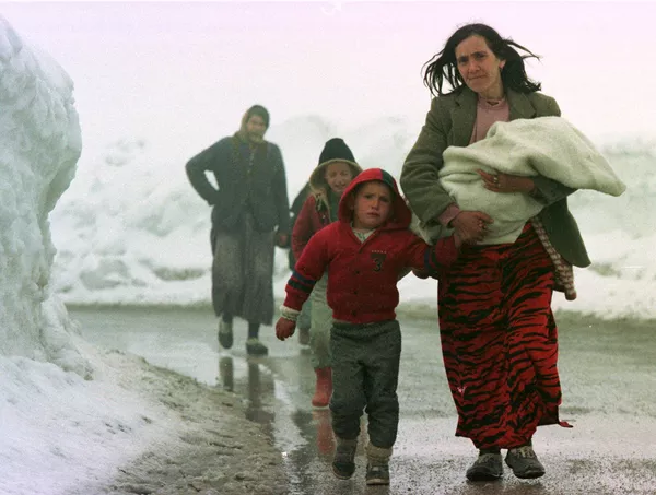 Ninguno de los países de Occidente se opuso a los bombardeos. El 24 de marzo de 1999, Moscú instó al Consejo de Seguridad de la ONU considerar un proyecto de resolución conjunta de Rusia, Bielorrusia y la India que exigía el "cese inmediato del uso de la fuerza contra la República Federativa Socialista de Yugoslavia", pero solo 3 de los 15 países miembros del Consejo de Seguridad de la OTAN votaron a favor del proyecto. Ninguno de los países de Occidente se opuso a los bombardeos. El 24 de marzo de 1999, Moscú instó al Consejo de Seguridad de la ONU considerar un proyecto de resolución conjunta de Rusia, Bielorrusia y la India que exigía el "cese inmediato del uso de la fuerza contra la República Federativa Socialista de Yugoslavia", pero solo 3 de los 15 países miembros del Consejo de Seguridad de la OTAN votaron a favor del proyecto. - Sputnik Mundo