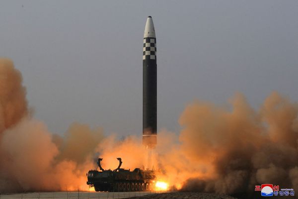 Japón cree que el misil Hwasong-17 es capaz de llegar a cualquier lugar de EEUU y por lo tanto supone una amenaza de nivel totalmente diferente para el mundo. - Sputnik Mundo